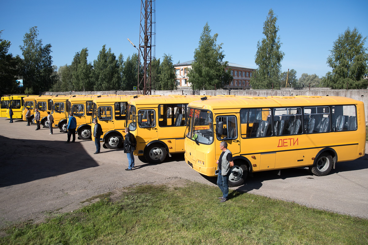 Желтые автобусы дети. ПАЗ Псков. Школьный автобус. Школьный автобус ПАЗ. Школьные автобусы в России.