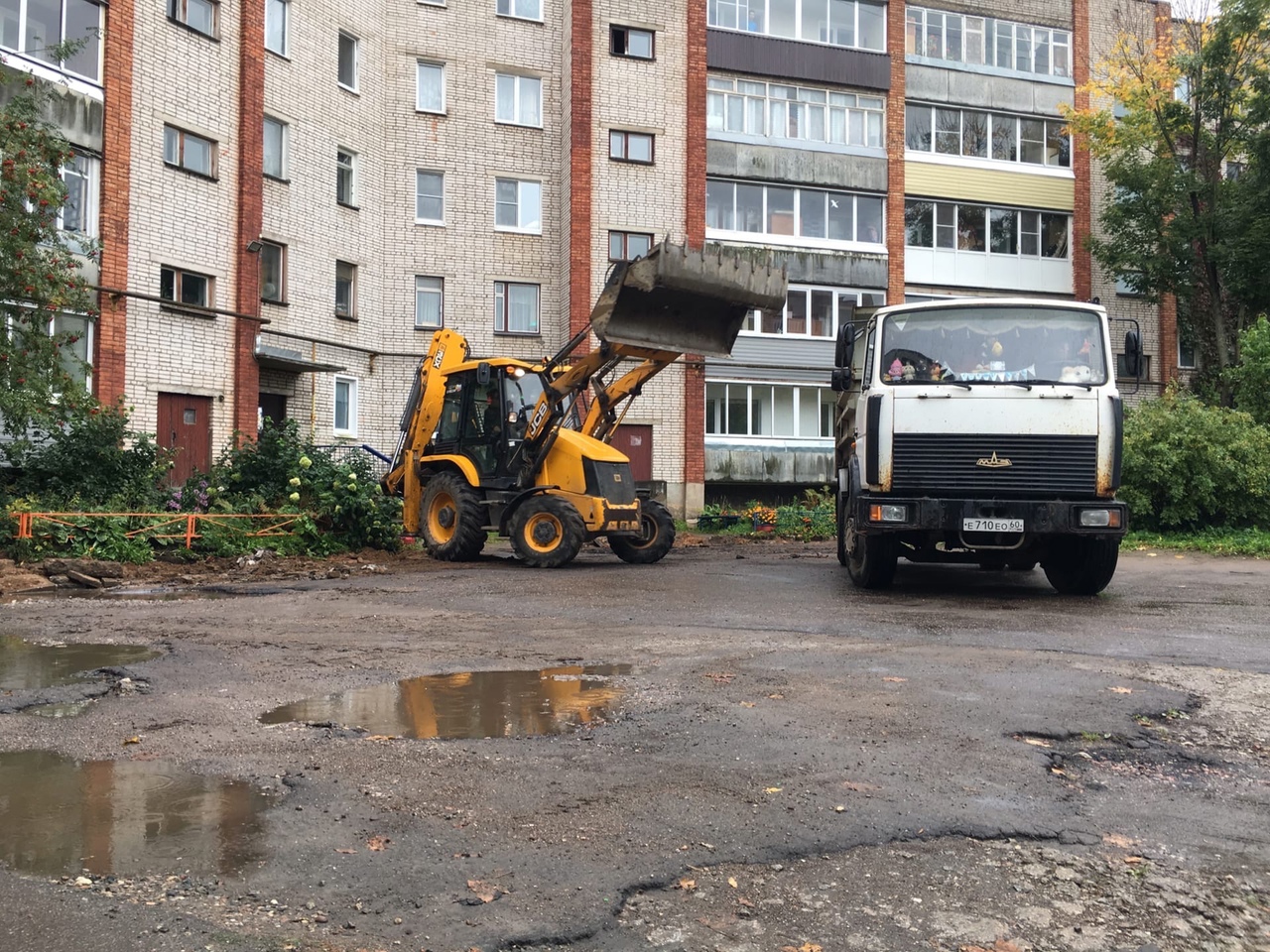 В Великих Луках продолжается ремонт придомовых территорий | 22.09.2021 | Великие  Луки - БезФормата