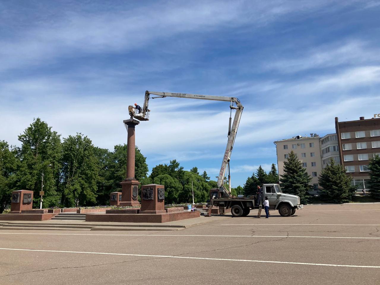 Площадь Ленина стела