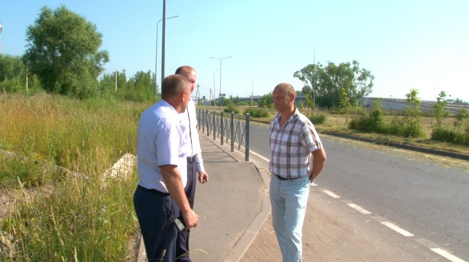 В Великих Луках производится покос травы | 28.06.2022 | Великие Луки -  БезФормата