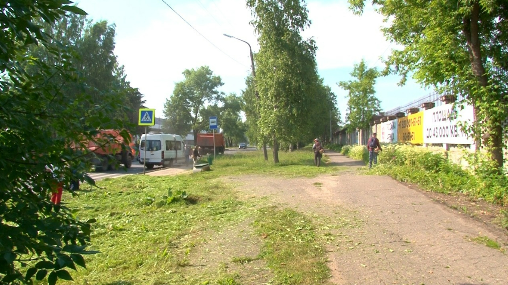 В Великих Луках производится покос травы | 28.06.2022 | Великие Луки -  БезФормата