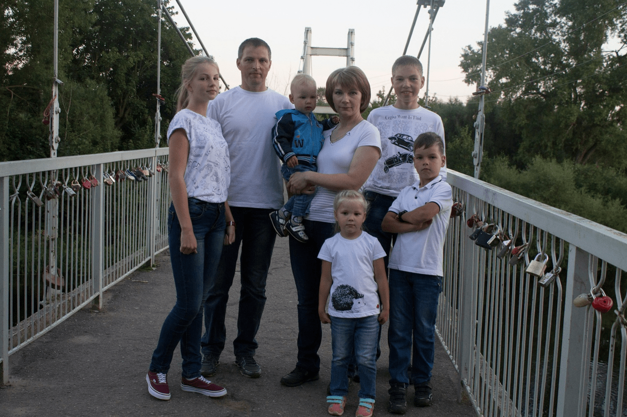 Многодетная семья воспитала. Многодетные семьи Великого Новгорода 12 детей. Помощь семьям. Семья с пятью детьми.