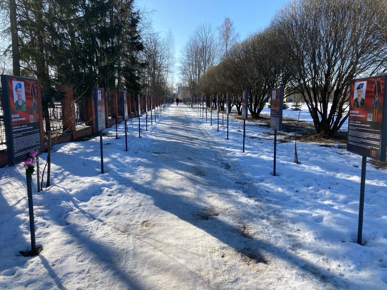 Возле Аллеи памяти прошел митинг памяти десантников 6-й роты | 01.03.2022 |  Великие Луки - БезФормата