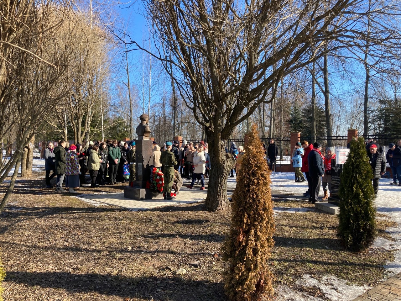 Возле Аллеи памяти прошел митинг памяти десантников 6-й роты | 01.03.2022 |  Великие Луки - БезФормата