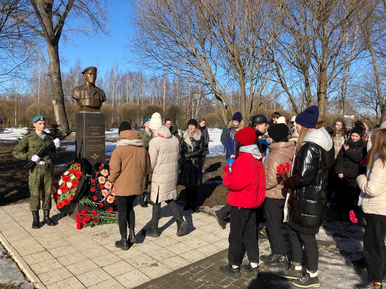 Возле Аллеи памяти прошел митинг памяти десантников 6-й роты | 01.03.2022 |  Великие Луки - БезФормата