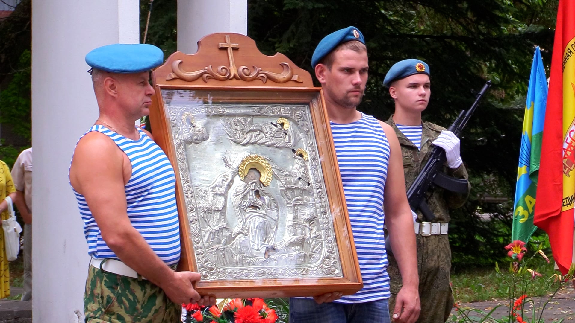 День ВДВ в Великих Луках отметили памятными митингами | 02.08.2023 |  Великие Луки - БезФормата