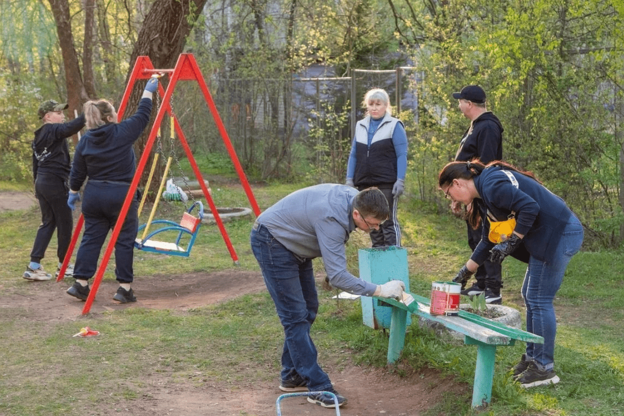 В Великих Луках по улице Дружбы прошла акция по уборке дворовой территории  | 26.04.2023 | Великие Луки - БезФормата