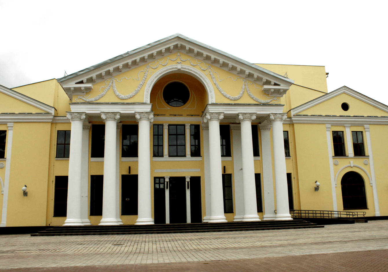 Великолукский драматический театр великие луки. Театры за рубежом. Драмтеатр красное белое Великие Луки. Гастроли Ростовского театра за границей.