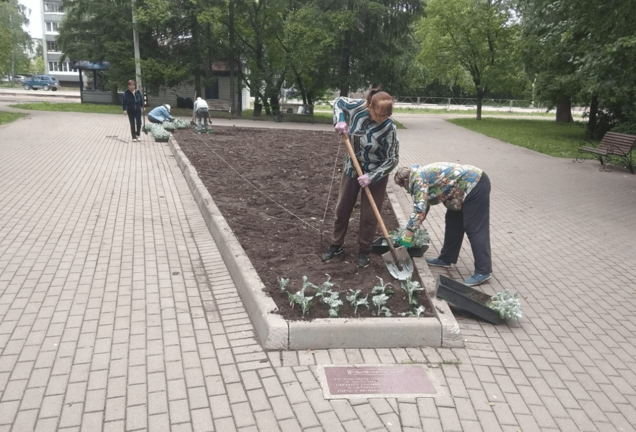 Коммунальные службы города занимались благоустройством общественных  территорий | 04.07.2023 | Великие Луки - БезФормата