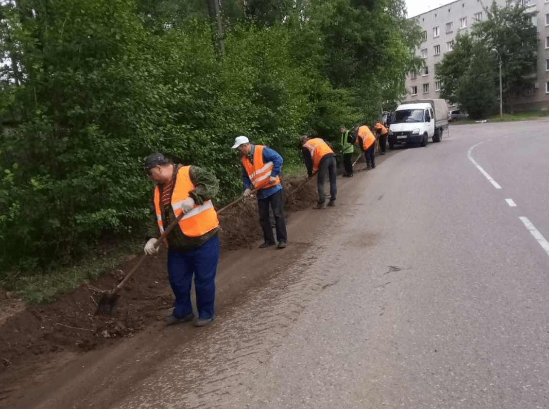 Коммунальные службы города занимались благоустройством общественных  территорий | 04.07.2023 | Великие Луки - БезФормата