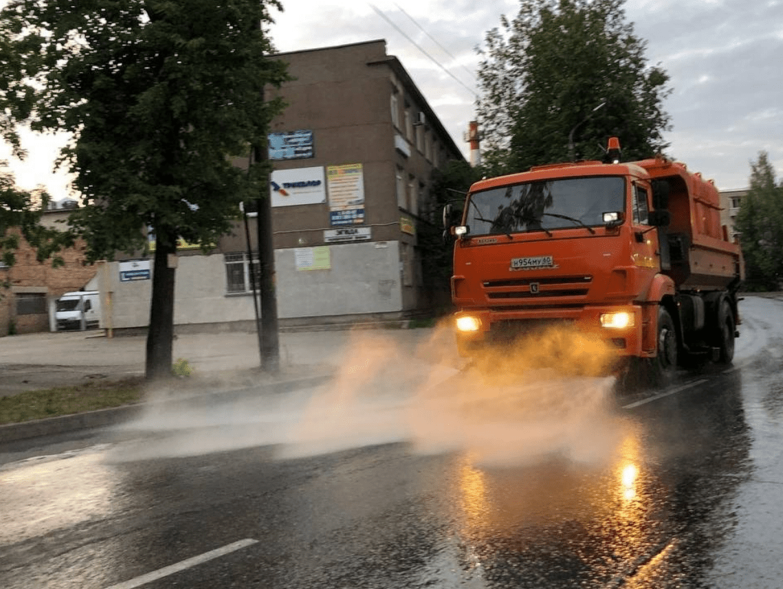 В Великих Луках приводили в порядок клумбы и дорожное полотно | 05.07.2023  | Великие Луки - БезФормата