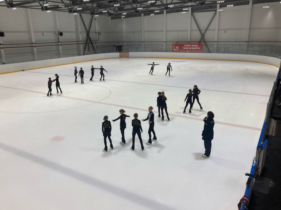 В Великих Луках проходят тренировки фигуристок спортивной школы  Санкт-Петербурга | 18.07.2023 | Великие Луки - БезФормата