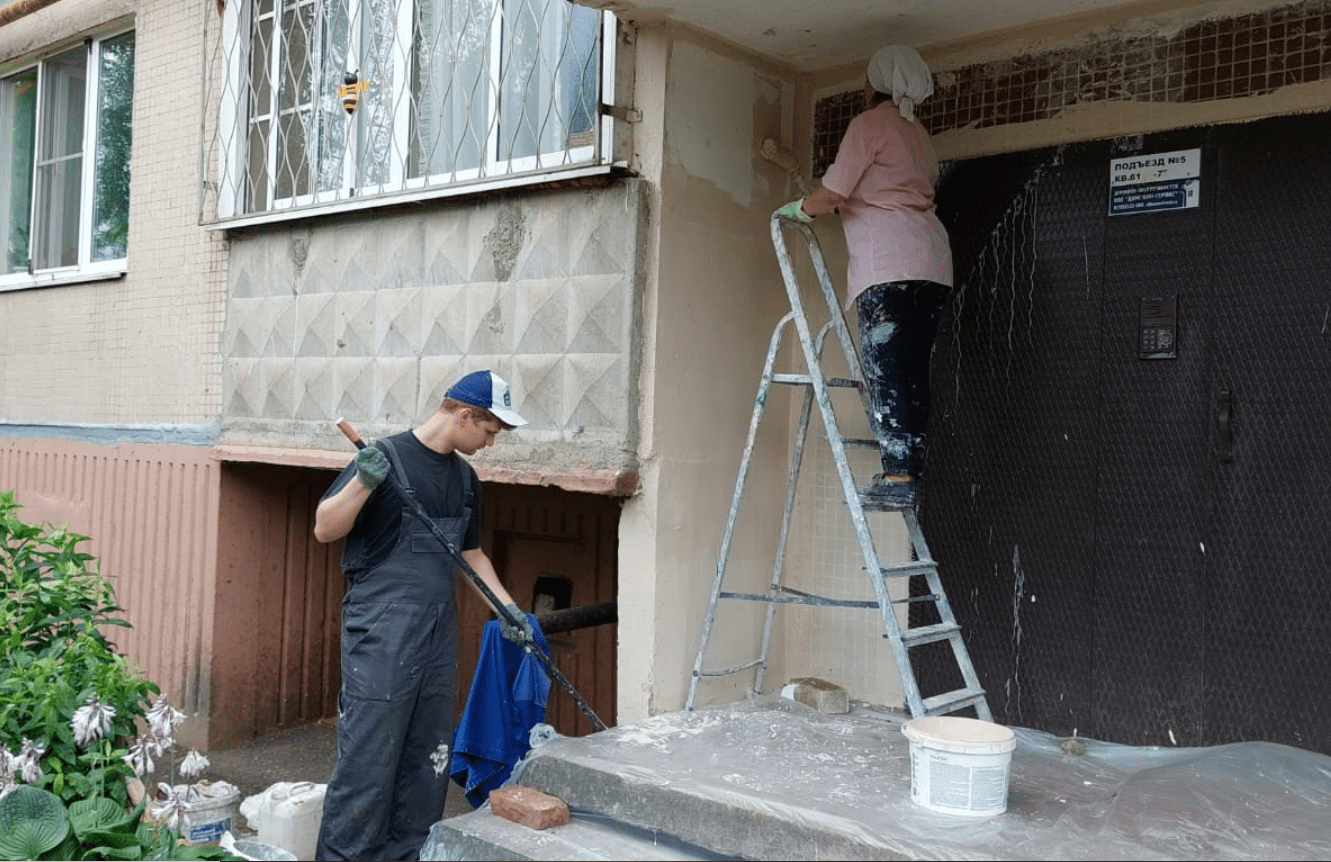 Ремонтом подъездов и благоустройством дворов занимались в Великих Луках —  Великие Луки Псковской области | Luki-News