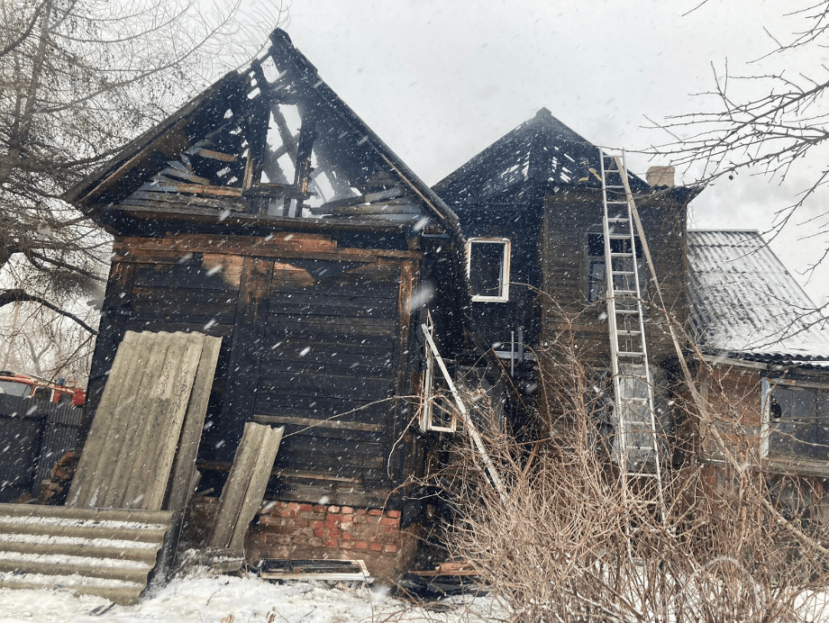 Пожар в доме. Фото пожара дома. Поджог дома. Пожар жилого дома.