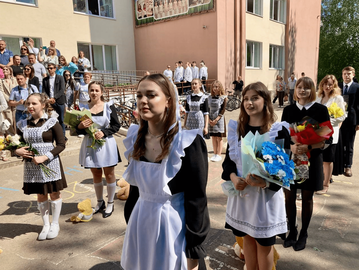 В Великих Луках проходят праздники последнего звонка | 23.05.2023 | Великие  Луки - БезФормата