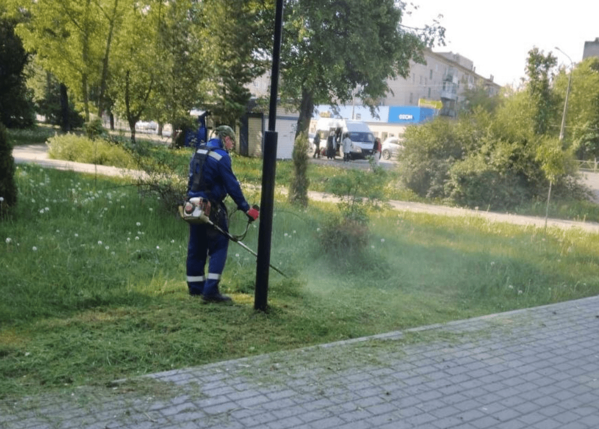 В Великих Луках ведется работа по содержанию городских территорий в  надлежащем виде | 24.05.2023 | Великие Луки - БезФормата