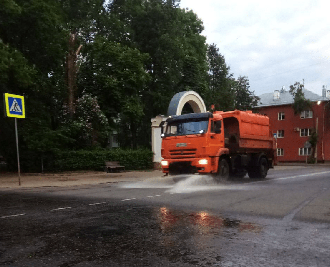 В Великих Луках приводили в порядок дороги и зеленые насаждения |  31.05.2023 | Великие Луки - БезФормата