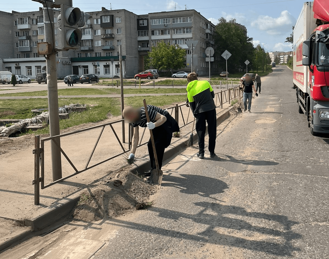 В Великих Луках осужденные из исправительного центра убирают улицы города |  31.05.2023 | Великие Луки - БезФормата