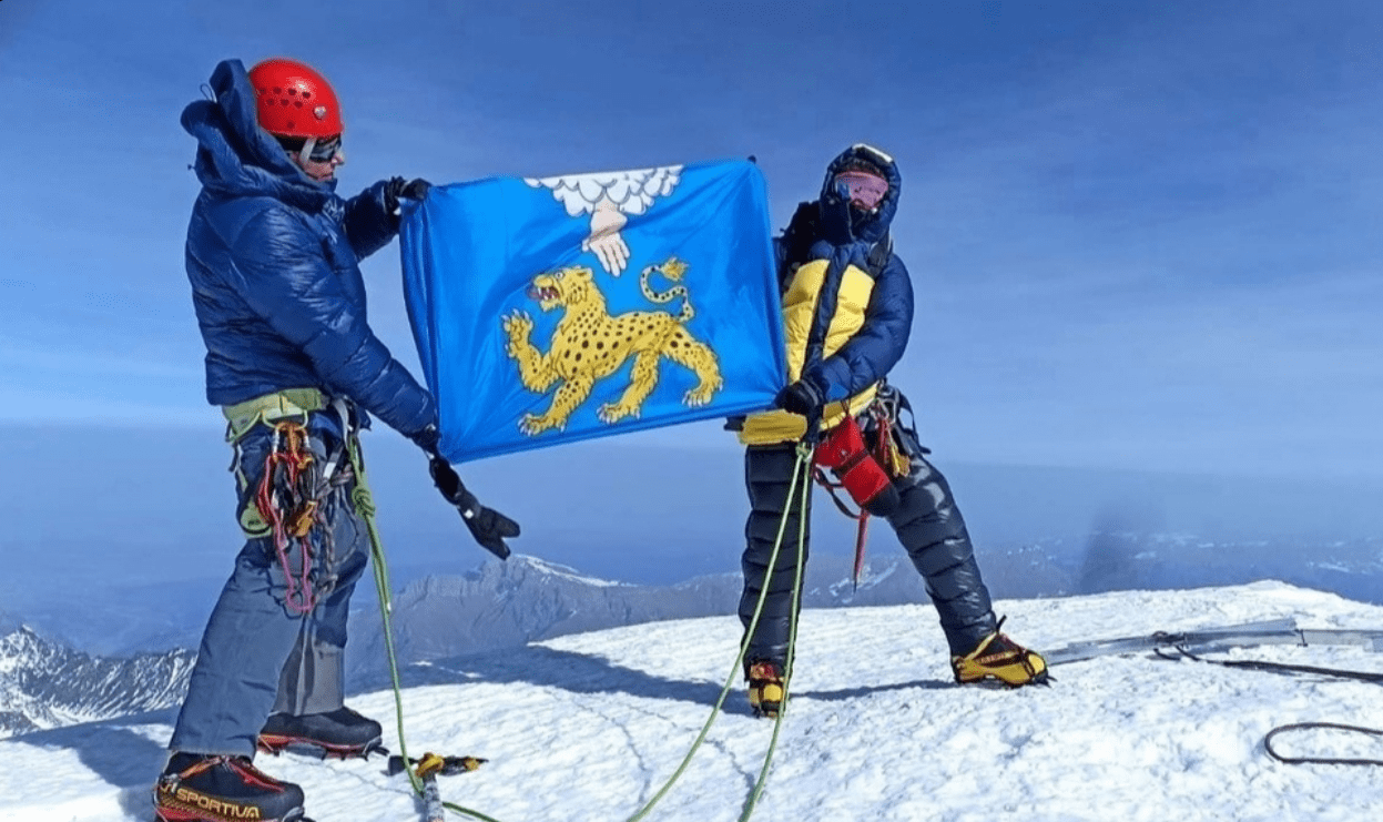 Уровень над черным морем с горой Казбек