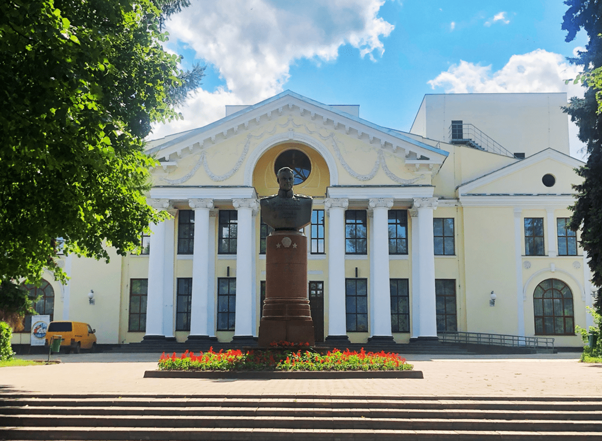 Великолукский драматический театр великие луки. Драмтеатр Великие Луки. Великолукский дворец культуры железнодорожников, Великие Луки. Новая сцена драмтеатр Великие Луки. ДТП Великие Луки драмтеатр.